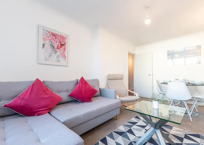 Best Price!! - Contractor Heaven! 4 Singles Beds Or 2 King Size, Southsea Apartment- Free Parking, Smart Tvs