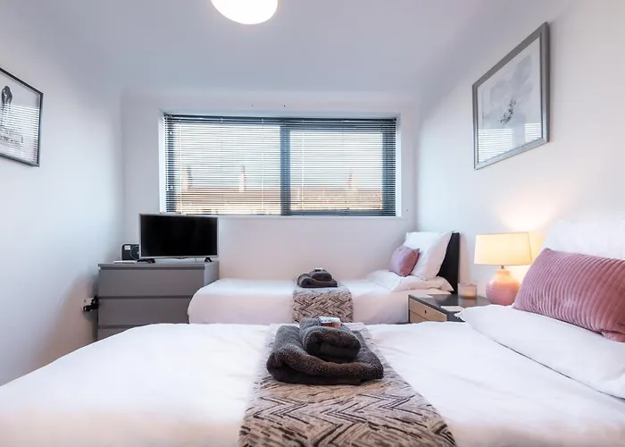 Best Price!! - Contractor Heaven! 4 Singles Beds Or 2 King Size, Southsea Apartment- Free Parking, Smart Tvs