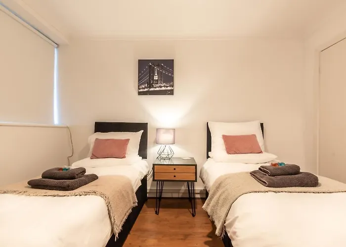 Best Price!! - Contractor Heaven! 4 Singles Beds Or 2 King Size, Southsea Apartment- Free Parking, Smart Tvs